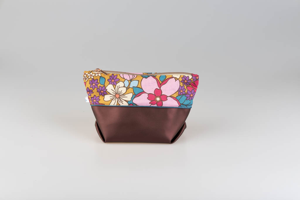 Pochette à maquillage artisanale – Motif Floral Vintage & Simili Cuir Prune Nacrée – Image 3