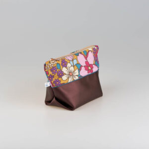 Pochette à maquillage artisanale – Motif Floral Vintage & Simili Cuir Prune Nacrée