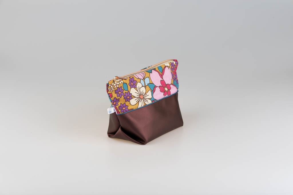 Pochette à maquillage artisanale – Motif Floral Vintage & Simili Cuir Prune Nacrée