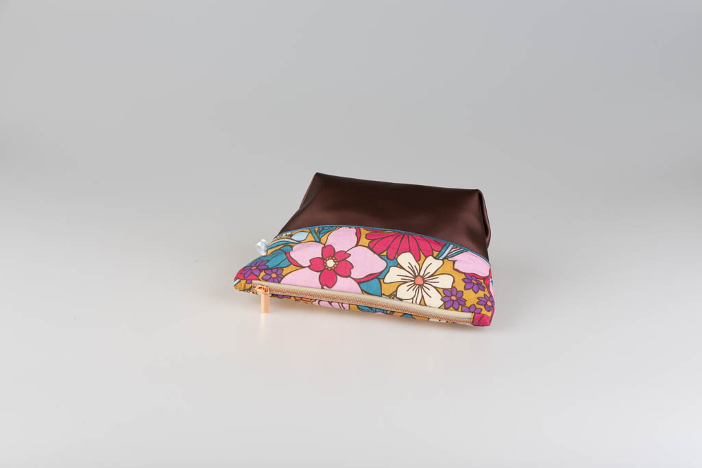 Pochette à maquillage artisanale – Motif Floral Vintage & Simili Cuir Prune Nacrée – Image 6