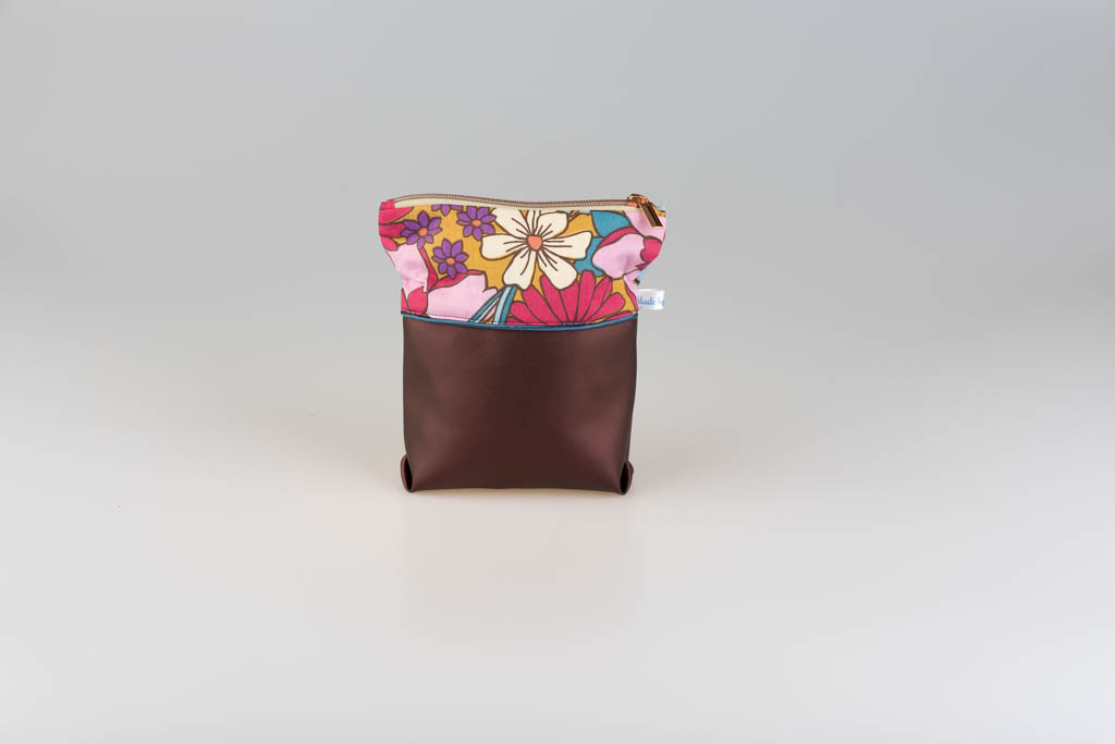 Pochette à maquillage artisanale – Motif Floral Vintage & Simili Cuir Prune Nacrée – Image 8