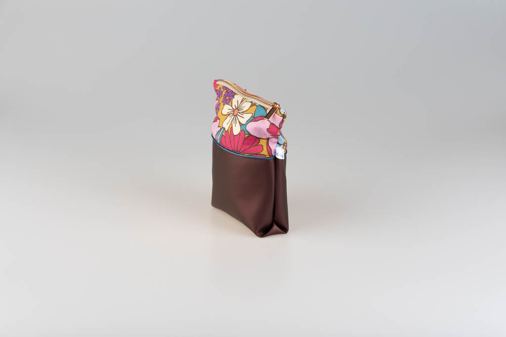 Pochette à maquillage artisanale – Motif Floral Vintage & Simili Cuir Prune Nacrée – Image 10